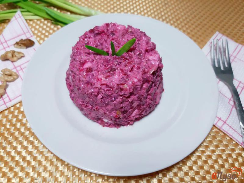 Фото приготовление рецепта: Салат из свеклы с орехами и фетой шаг №9