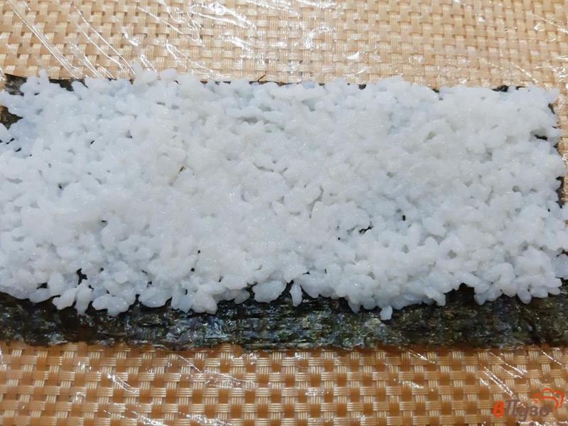 Фото приготовление рецепта: Суши с лососем огурцом и маринованным имбирем шаг №1