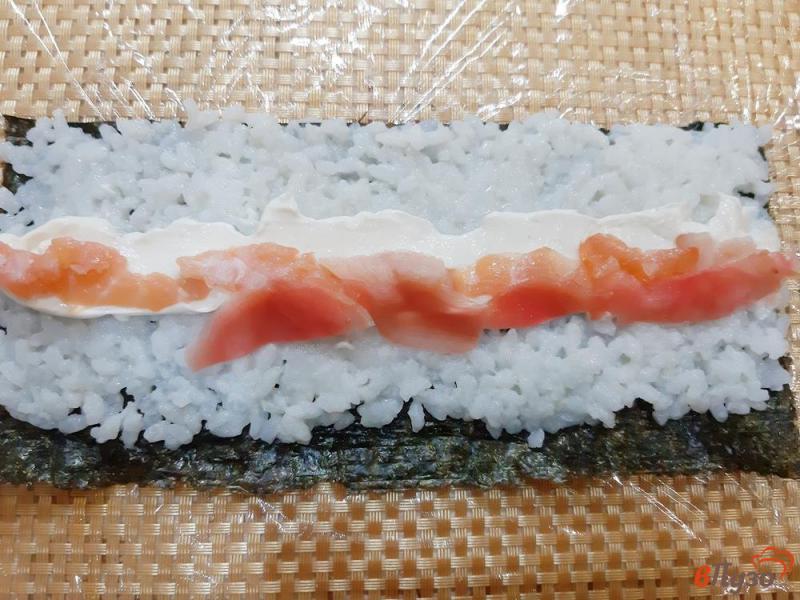 Фото приготовление рецепта: Суши с лососем огурцом и маринованным имбирем шаг №2