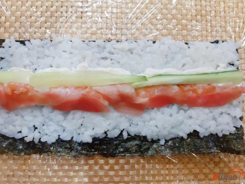 Фото приготовление рецепта: Суши с лососем огурцом и маринованным имбирем шаг №3