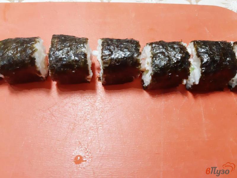 Фото приготовление рецепта: Суши с лососем огурцом и маринованным имбирем шаг №5