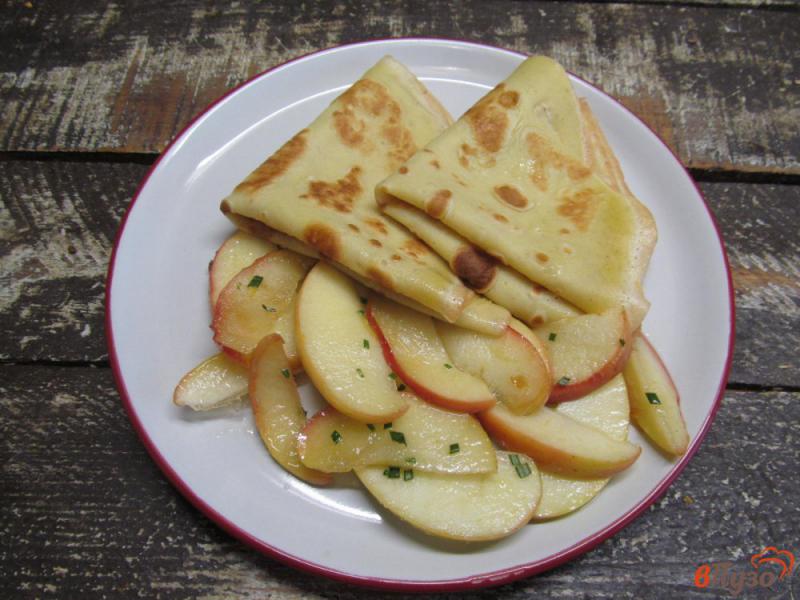 Фото приготовление рецепта: Блины с яблочной начинкой и шоколадом шаг №7