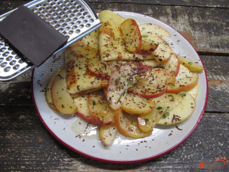 Фото приготовление рецепта: Блины с яблочной начинкой и шоколадом шаг №8