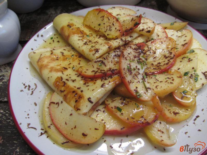 Фото приготовление рецепта: Блины с яблочной начинкой и шоколадом шаг №9