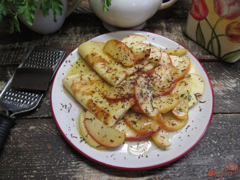 Фото приготовление рецепта: Блины с яблочной начинкой и шоколадом шаг №10