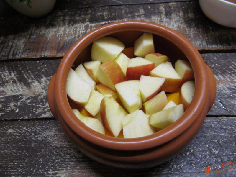 Фото приготовление рецепта: Запеченная тыква с яблоком и сухофруктами шаг №3
