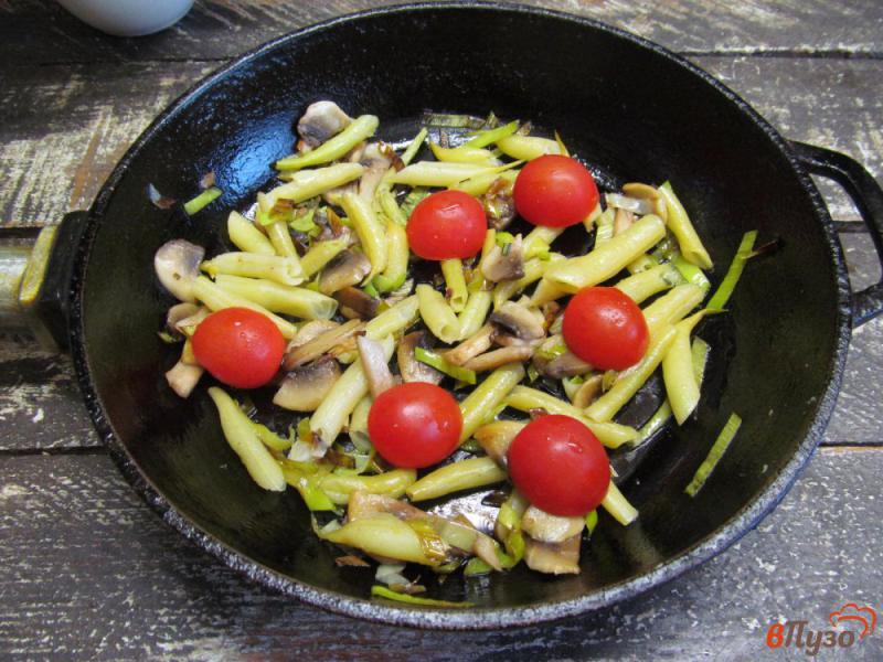 Фото приготовление рецепта: Шампиньоны с помидором и стручковой фасолью шаг №5