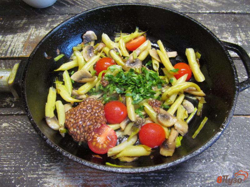 Фото приготовление рецепта: Шампиньоны с помидором и стручковой фасолью шаг №7