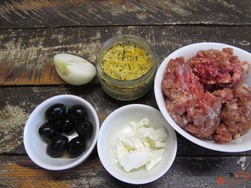 Фото приготовление рецепта: Говяжьи котлеты с оливками и сыром фета шаг №1