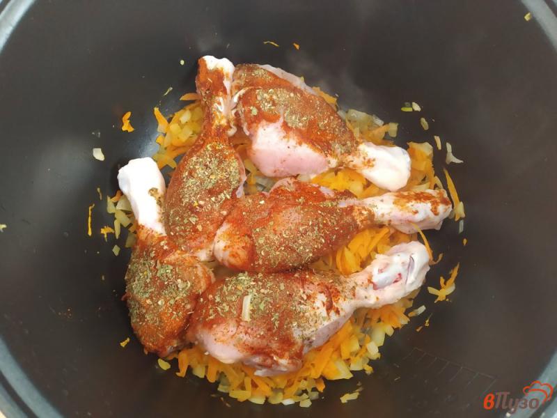 Фото приготовление рецепта: Тушеные куриные голени в мультиварке шаг №7