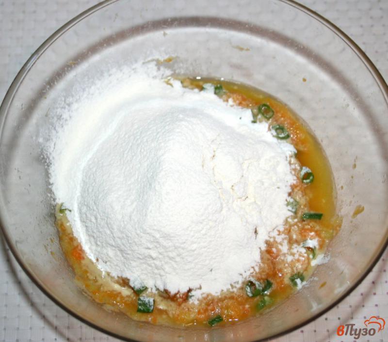 Фото приготовление рецепта: Кабачково-морковные оладьи шаг №7