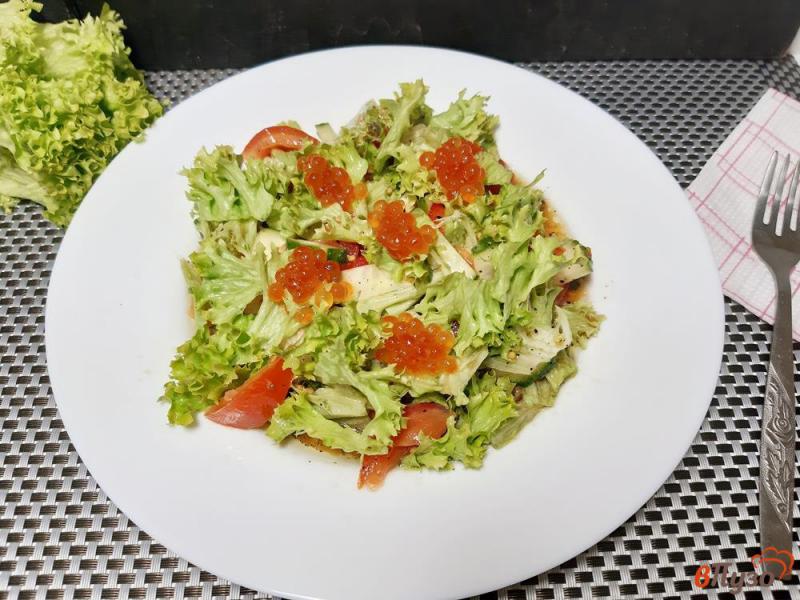 Фото приготовление рецепта: Салат с красной икрой шаг №8