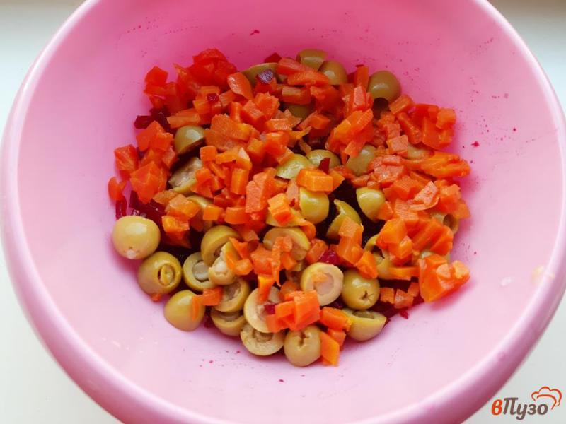 Фото приготовление рецепта: Свекольный салат с маринованными грибами и оливками шаг №3
