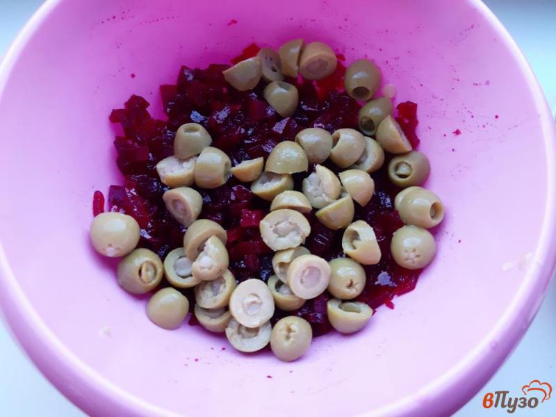 Фото приготовление рецепта: Свекольный салат с маринованными грибами и оливками шаг №2