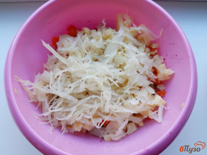Фото приготовление рецепта: Свекольный салат с маринованными грибами и оливками шаг №4