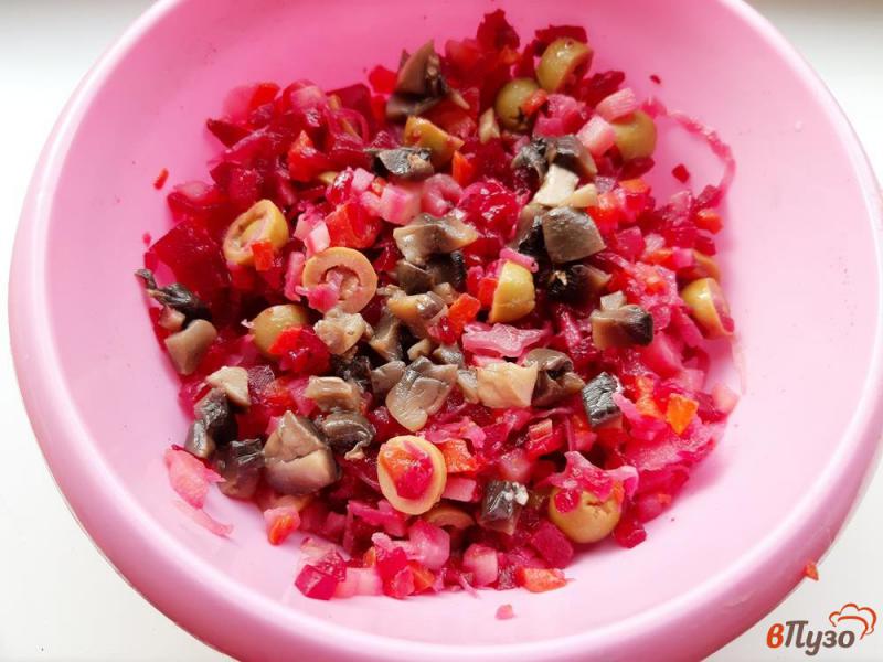 Фото приготовление рецепта: Свекольный салат с маринованными грибами и оливками шаг №5