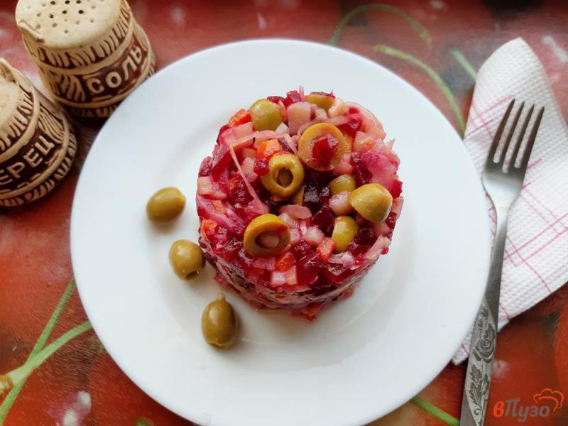 Фото приготовление рецепта: Свекольный салат с маринованными грибами и оливками шаг №6