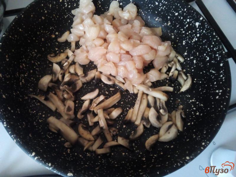 Фото приготовление рецепта: Овсяноблин с курицей и грибами шаг №5