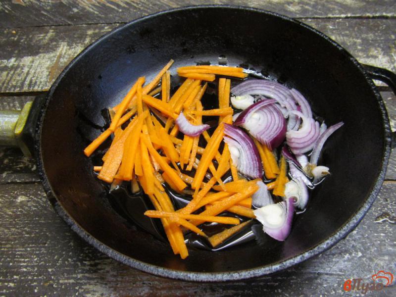 Фото приготовление рецепта: Салат с фунчозой и овощами шаг №2