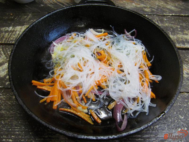 Фото приготовление рецепта: Салат с фунчозой и овощами шаг №3