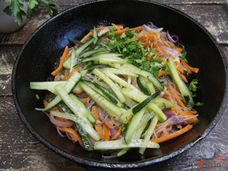 Фото приготовление рецепта: Салат с фунчозой и овощами шаг №5
