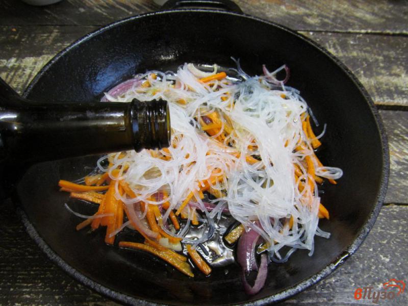 Фото приготовление рецепта: Салат с фунчозой и овощами шаг №4