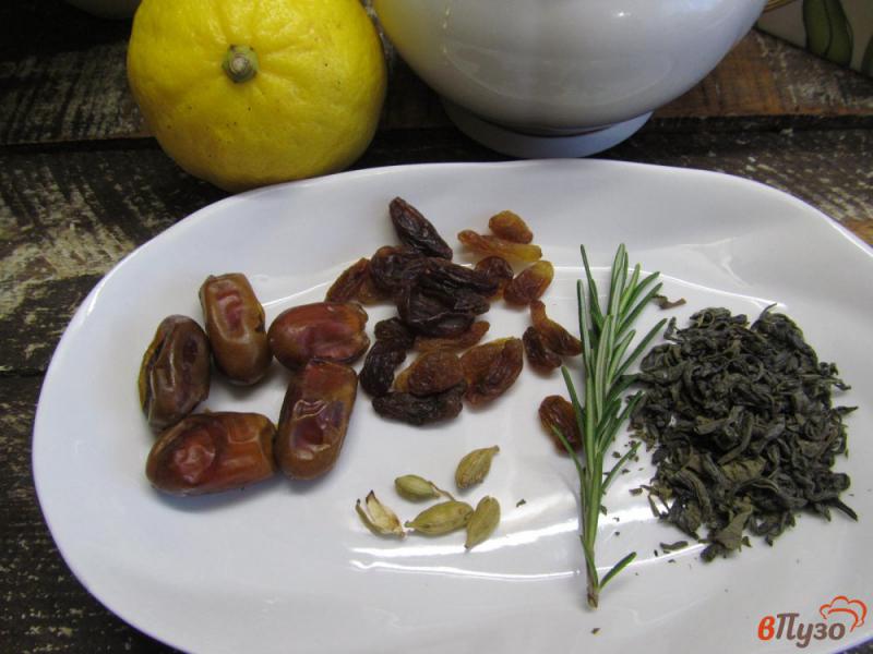 Фото приготовление рецепта: Зеленый чай с финиками и кардамоном шаг №1