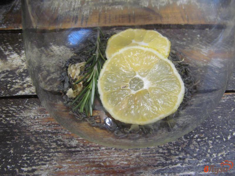 Фото приготовление рецепта: Зеленый чай с финиками и кардамоном шаг №4