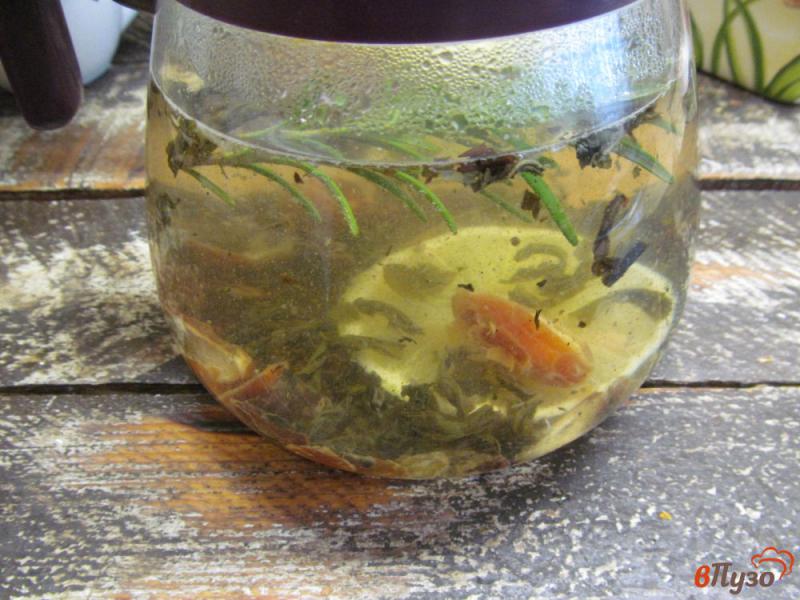 Фото приготовление рецепта: Зеленый чай с финиками и кардамоном шаг №6