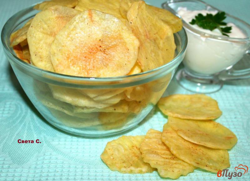 Фото приготовление рецепта: Картофельные чипсы в микроволновке шаг №4