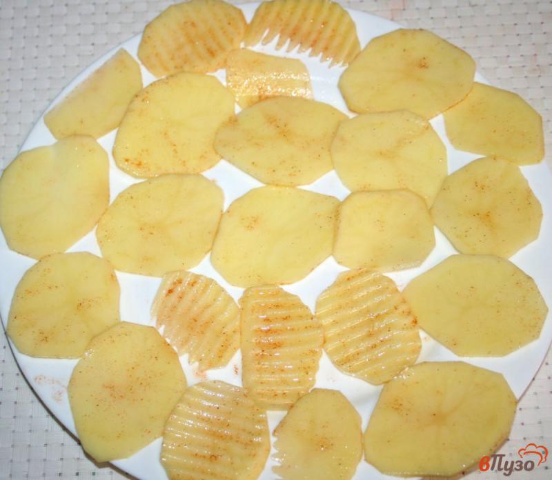 Фото приготовление рецепта: Картофельные чипсы в микроволновке шаг №3