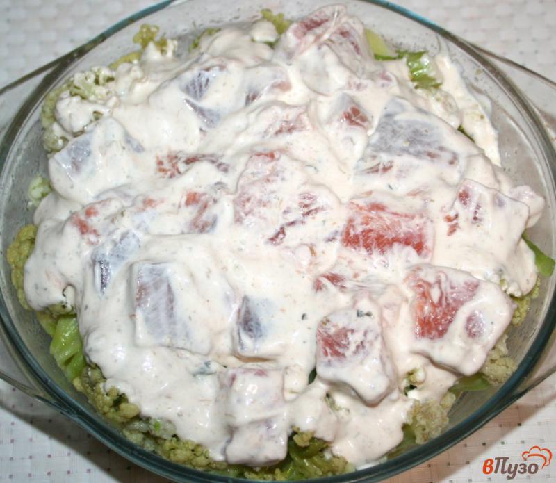 Фото приготовление рецепта: Запеканка из картофеля с цветной капустой и лососем шаг №7
