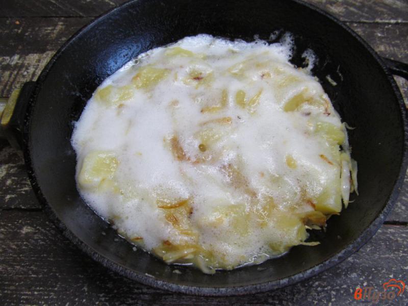 Фото приготовление рецепта: Омлет из яичного белка с картофелем и капустой шаг №5
