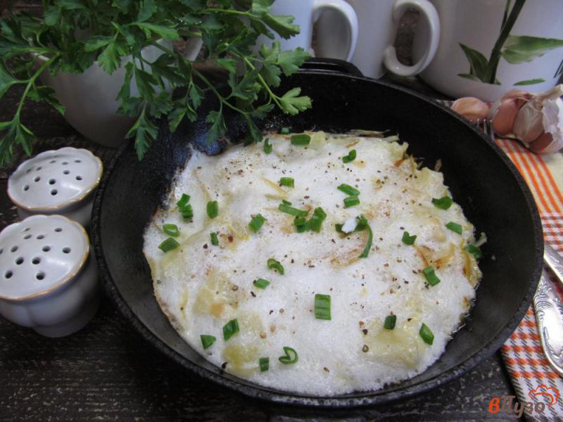 Фото приготовление рецепта: Омлет из яичного белка с картофелем и капустой шаг №6