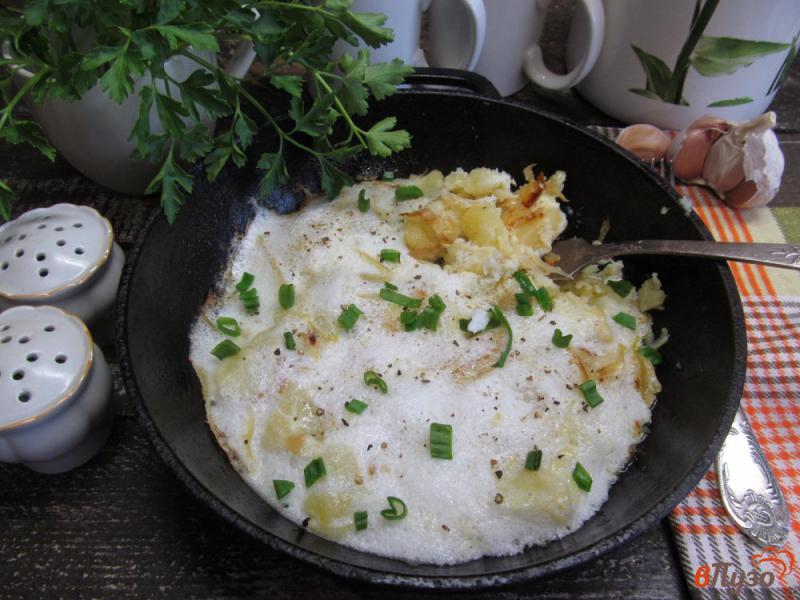 Фото приготовление рецепта: Омлет из яичного белка с картофелем и капустой шаг №7