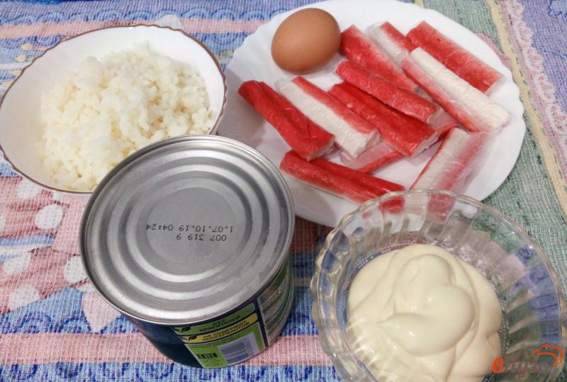 Фото приготовление рецепта: Салат с крабовыми палочками, рисом и яйцами шаг №1