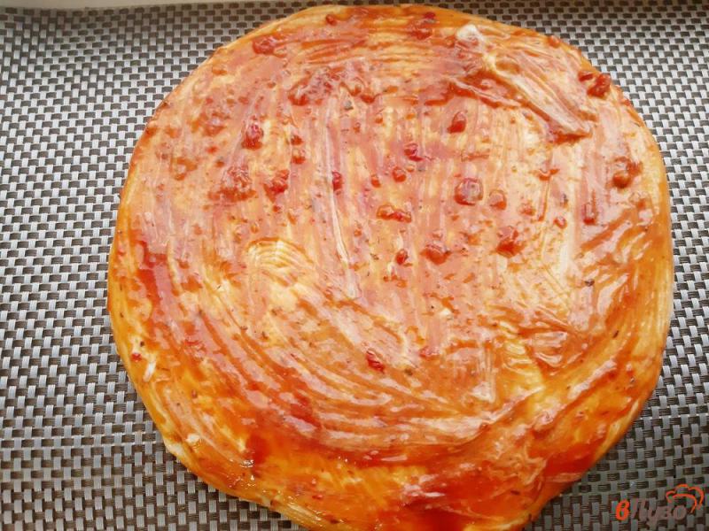 Фото приготовление рецепта: Пицца с копченостями сыром и помидорами шаг №1