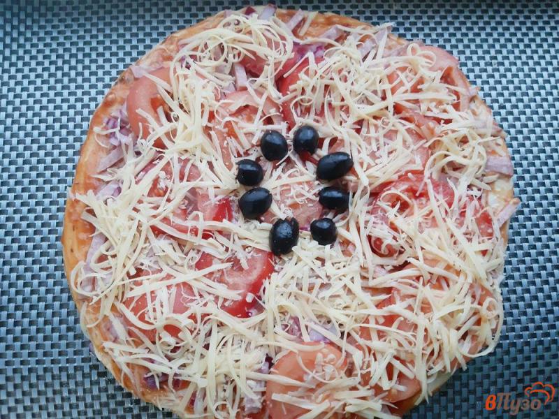 Фото приготовление рецепта: Пицца с копченостями сыром и помидорами шаг №7