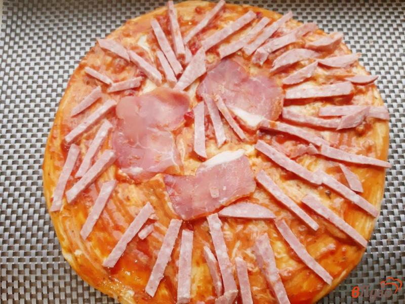Фото приготовление рецепта: Пицца с копченостями сыром и помидорами шаг №4