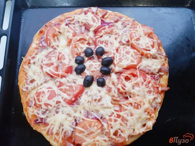 Фото приготовление рецепта: Пицца с копченостями сыром и помидорами шаг №8