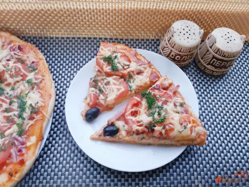 Фото приготовление рецепта: Пицца с копченостями сыром и помидорами шаг №10
