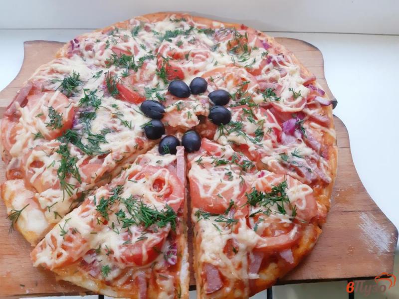 Фото приготовление рецепта: Пицца с копченостями сыром и помидорами шаг №9