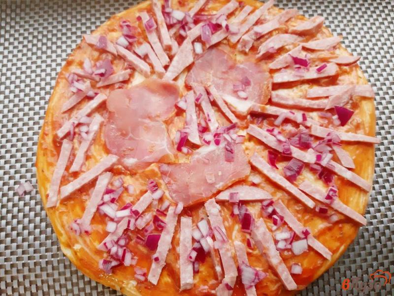 Фото приготовление рецепта: Пицца с копченостями сыром и помидорами шаг №5