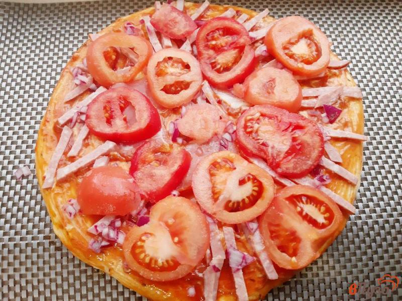 Фото приготовление рецепта: Пицца с копченостями сыром и помидорами шаг №6