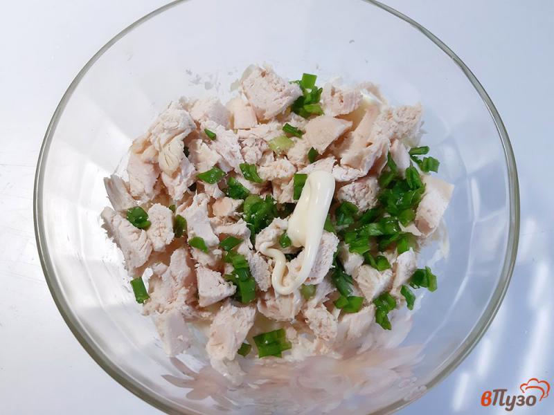 Фото приготовление рецепта: Салат из пекинской капусты с курицей и фетой шаг №6