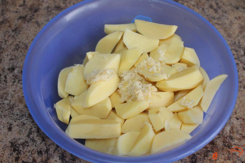 Фото приготовление рецепта: Картофельные дольки в рукаве с чесноком и специями шаг №2