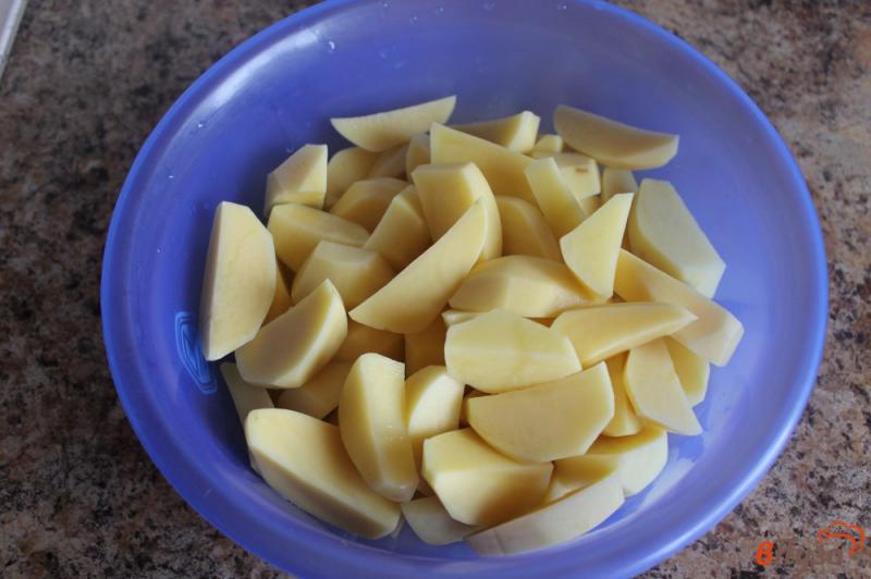Фото приготовление рецепта: Картофельные дольки в рукаве с чесноком и специями шаг №1