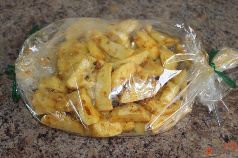 Фото приготовление рецепта: Картофельные дольки в рукаве с чесноком и специями шаг №4
