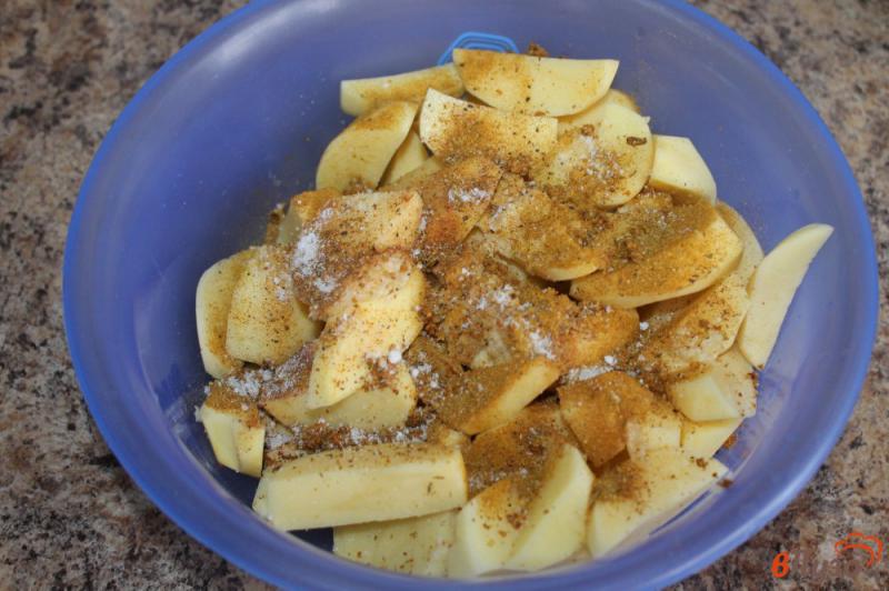 Фото приготовление рецепта: Картофельные дольки в рукаве с чесноком и специями шаг №3