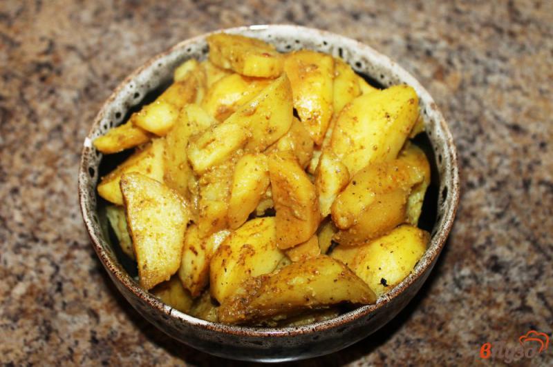 Фото приготовление рецепта: Картофельные дольки в рукаве с чесноком и специями шаг №5